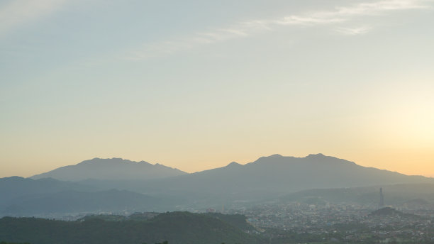 日落与天空，云，Rajabasa山在南榜从武吉阿斯兰或阿斯兰山的看法图片下载