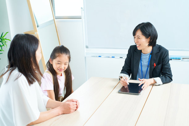 一个穿着西装的女人与父母和孩子的对话场景图片下载