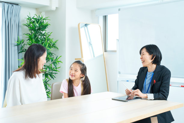 一个穿着西装的女人与父母和孩子的对话场景图片下载