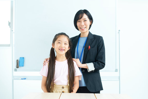 一个女孩和一个穿西装的女人站在一起图片下载