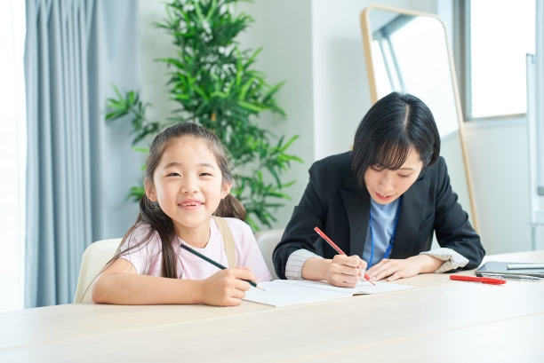 一个正在学习的女孩和一个要赡养的穿西装的女人图片下载