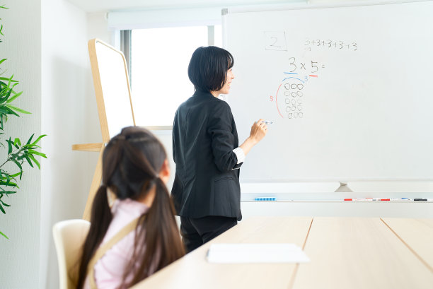 一个穿西装的女人在教孩子图片下载