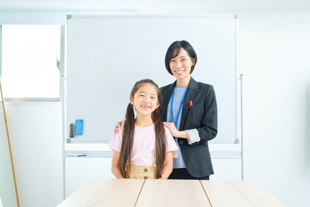 一个女孩和一个穿西装的女人站在一起图片下载