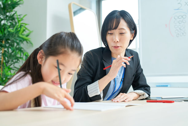 一个正在学习的女孩和一个要赡养的穿西装的女人图片下载