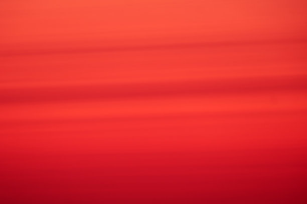 夏日的天空因夕阳的余晖而明亮。图片下载