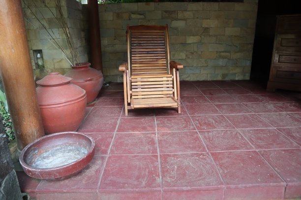 度假区游客使用的休闲长椅图片下载