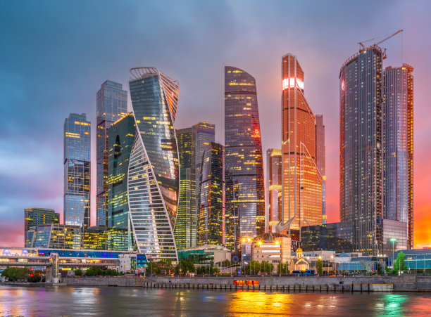 夏季日落时，莫斯科河畔莫斯科城的高层建筑，俄罗斯。图片下载