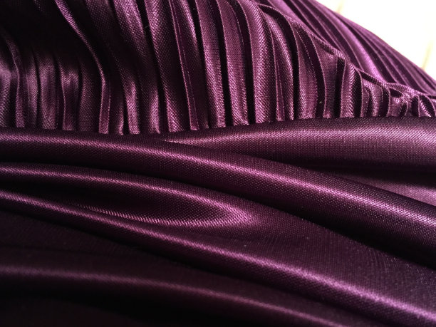 抽象的紫色缎面丝绸材料与褶边。图片下载