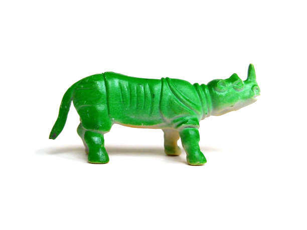 犀牛玩具的特写被隔离在白色背景上。图片下载