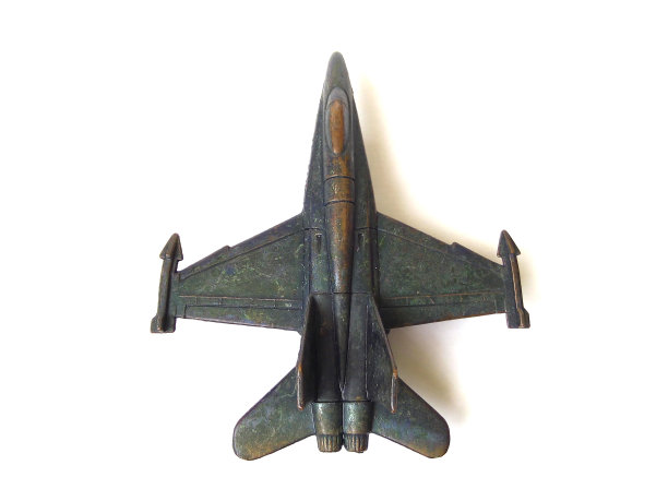 军用飞机玩具的特写，孤立在白色背景上。图片下载