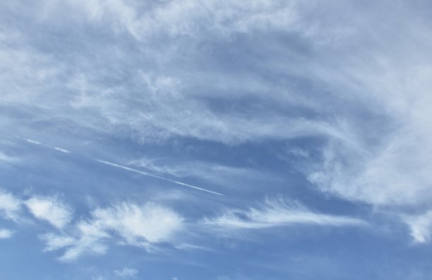空中喷气式飞机的凝结痕迹图片下载