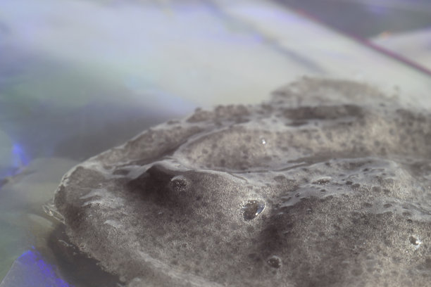 涂在彩色背景上的一抹浆糊。美的概念。图片下载