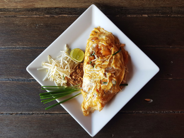 白盘泰式炒粉的俯视图图片下载