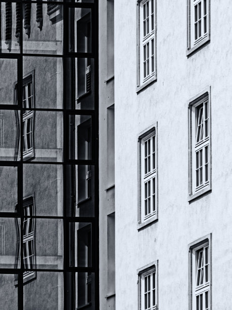 黑白图像的对比与现代建筑的反射图片下载