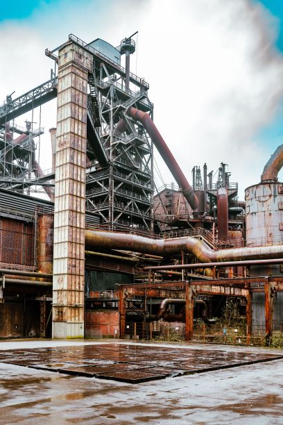 在一个阴暗的日子里，农村里一座废弃的老旧工厂图片下载