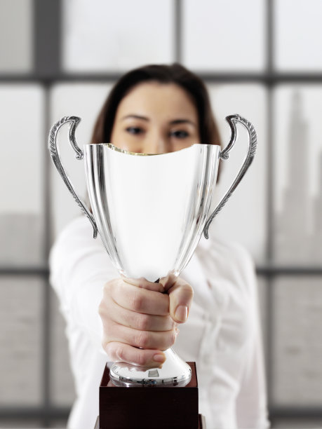 拿着奖杯图片下载