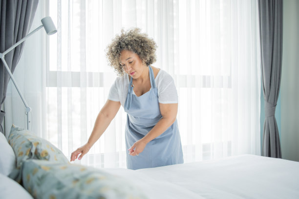 女管家正在旅馆里铺床图片下载