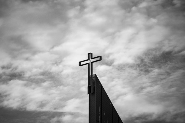 教堂上的基督教十字架特写，背景是云图片下载