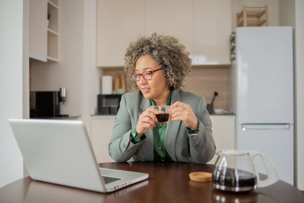 成熟的时尚女性在家工作图片下载