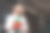 一位面带微笑的中年妇女戴着墨镜，手里拿着平板电脑站在城市街道上。图片下载