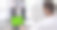 回头看戴着防护面具的年轻成功男子坐在办公室的办公桌前，在电脑前工作。图片下载