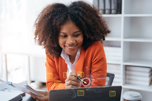 商务女性使用笔记本电脑处理数字文档，管理文件数据，无纸化工作流程，数据搜索，云技术。图片下载