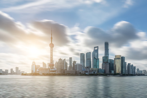 中国上海，日出时的城市建筑和美丽的云景图片下载