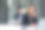 一位体贴漂亮的女员工坐在办公桌旁用笔记本电脑工作。图片下载