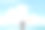 年轻女子举手向天空，在夏日沙滩的背景下感到放松和自由。图片下载