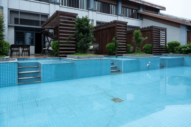 度假酒店的室外游泳池图片下载