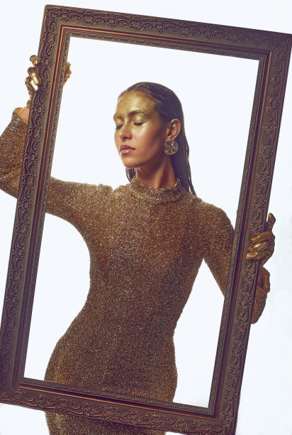 女人、画室和画框具有金色的时尚与艺术、奢华与闪耀的审美。孤立，白色背景和创意艺术作品的女模特与设计师的服装和美容和化妆品图片下载