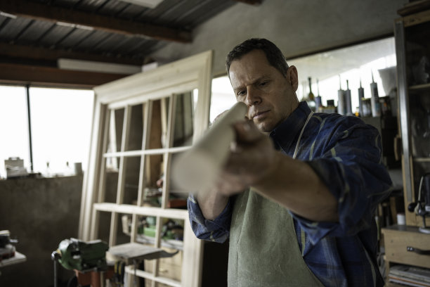 木匠在他的车间工作。小企业主。图片下载