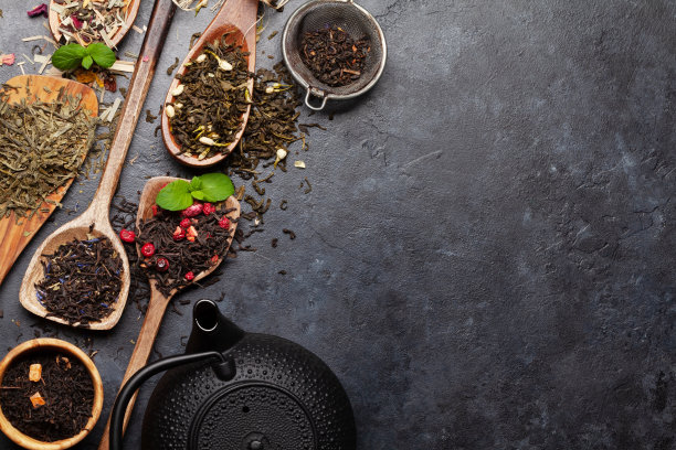 用木勺装的各种干茶图片下载