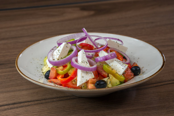 希腊沙拉配新鲜蔬菜，羊乳酪和卡拉玛塔橄榄。健康食品。俯视图图片图片下载