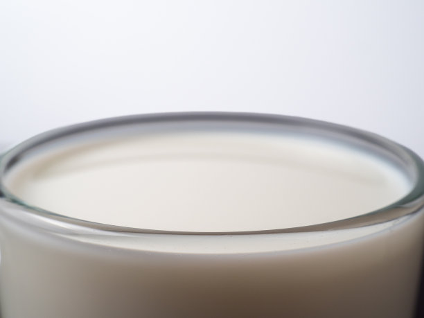 一杯淡色背景的牛奶。图片下载