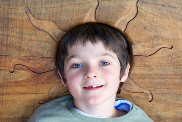 一个男孩的肖像对一个木背景与光晕图片下载