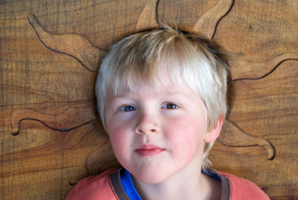 一个男孩的肖像对一个木背景与光晕图片下载