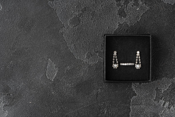 灰色背景的耳环首饰盒图片下载