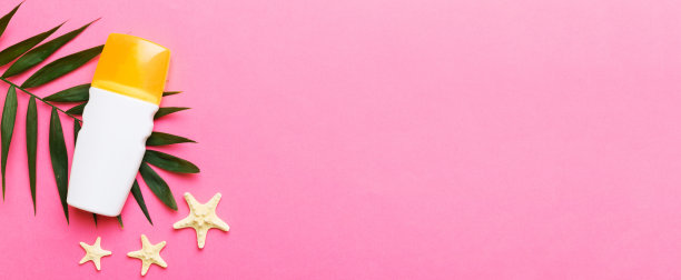 防晒喷雾瓶。瓶子与防晒霜和海洋贝壳与热带绿叶在彩色背景，俯视图图片下载