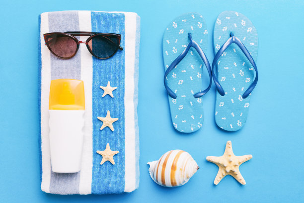 暑假概念平铺。海滩配件和毛巾俯视图。文本空间。旅游的概念图片下载