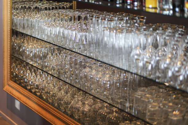 架子上一排排的玻璃杯图片下载