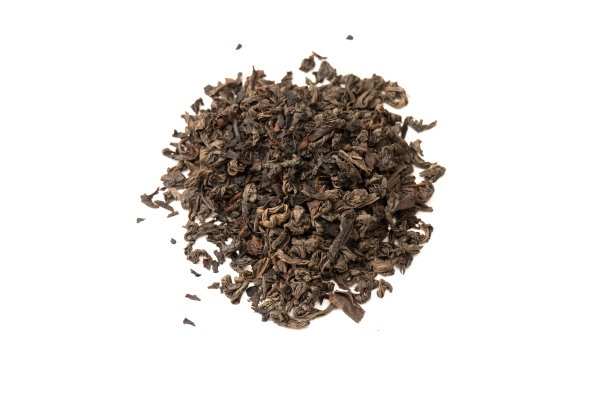在白色背景上分离的干茶叶。图片下载