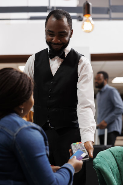 酒店客人进行非接触式支付图片下载