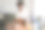 年轻微笑的z世代非裔美国人坐在家里的沙发上。图片下载