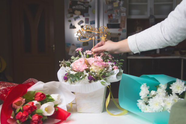生日快乐乌克兰铭文。木制的迹象。节日卡片图片下载