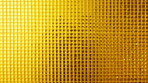 金黄方形马赛克为背景，墙面以彩色玻璃小盘装饰，精美的马赛克墙奢华或陶瓷墙奢华的图案背景图片下载