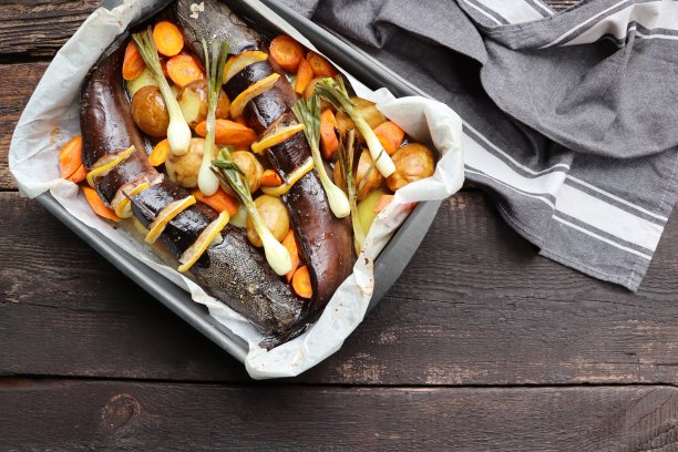 盘子里的鱼和蔬菜一起炒图片下载