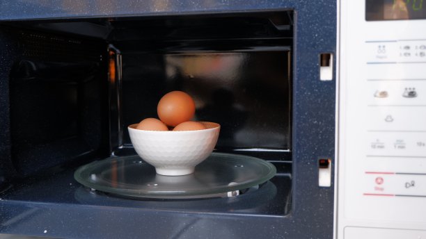 在微波炉里煮去壳的鸡蛋很危险，鸡蛋在微波炉里会爆炸图片下载