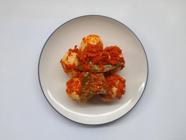 食物巴拉多煮鸡蛋与辣椒酱在盘子顶部视图在白色背景。图片下载