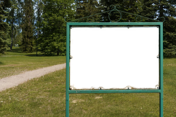 公园里空的白色标牌上有古董金属框架图片下载